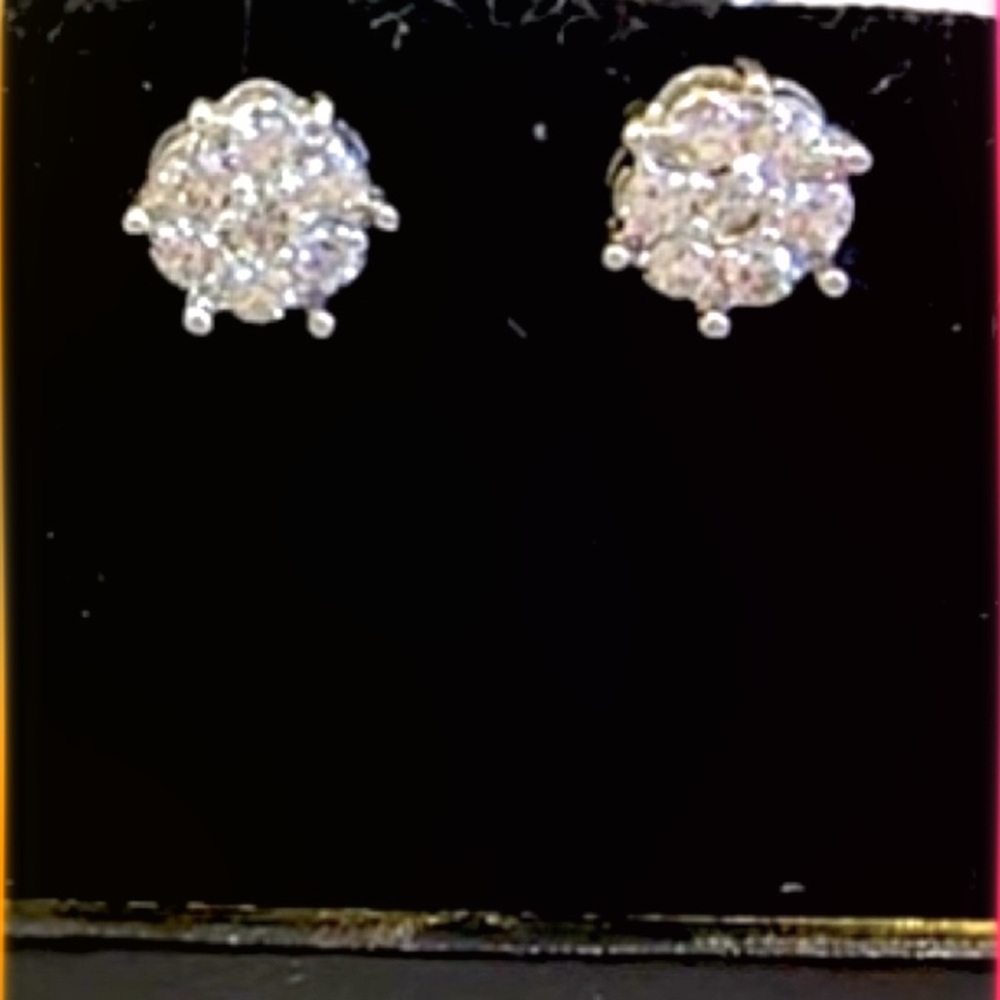 HP! ❄️ 18K VS Diamond Stud Earrings - Cluster Flower Design - $1850 retail - Picture 3 of 6
